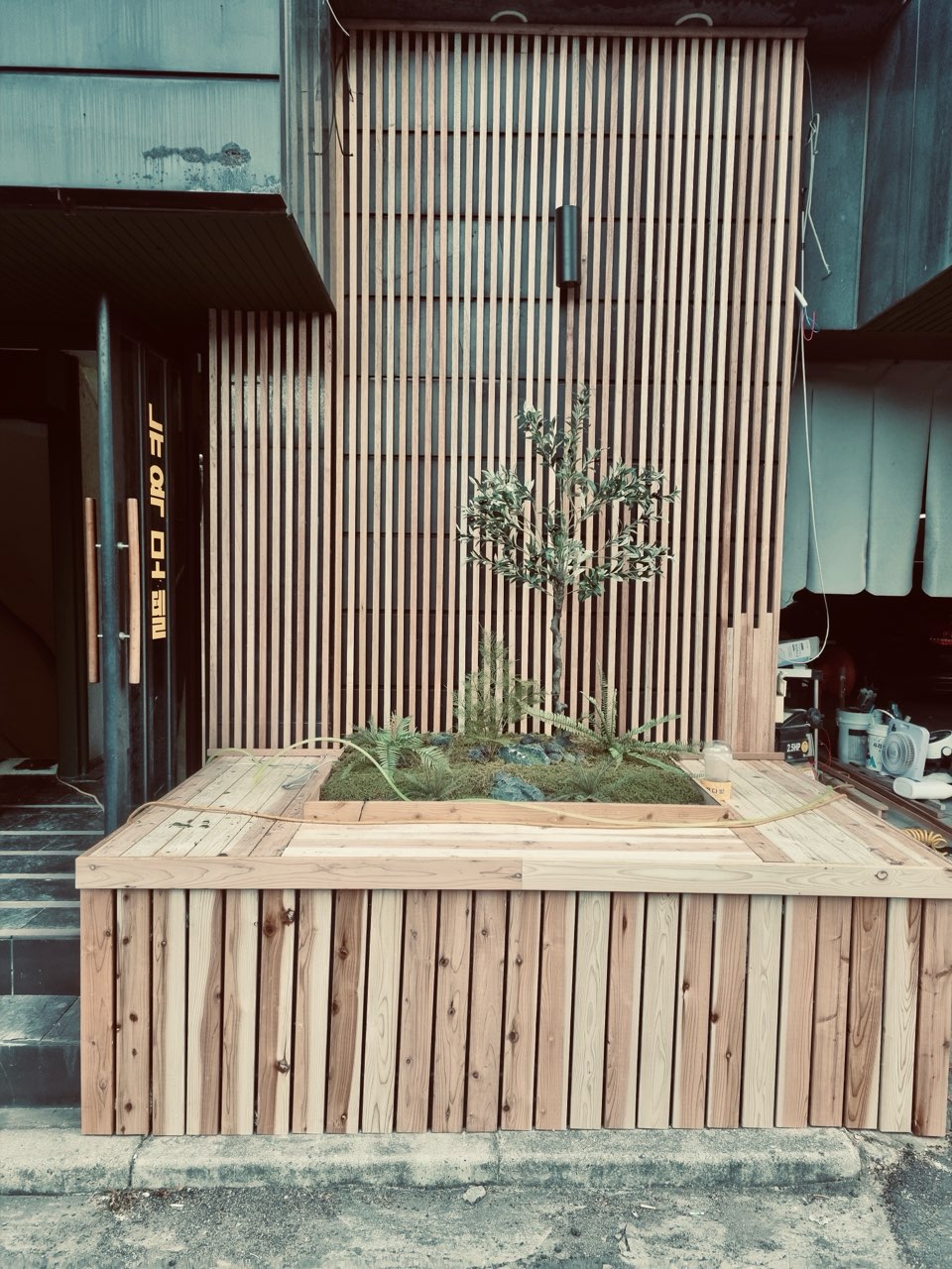 구미 모텔 스테이라움 모텔 전면 사진 입구 인조잔디